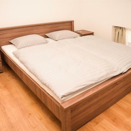 Centrum Apartman Cegled Bagian luar foto