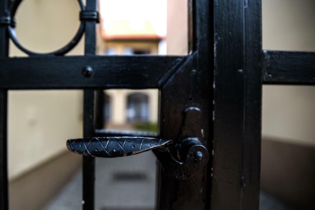 Centrum Apartman Cegled Bagian luar foto