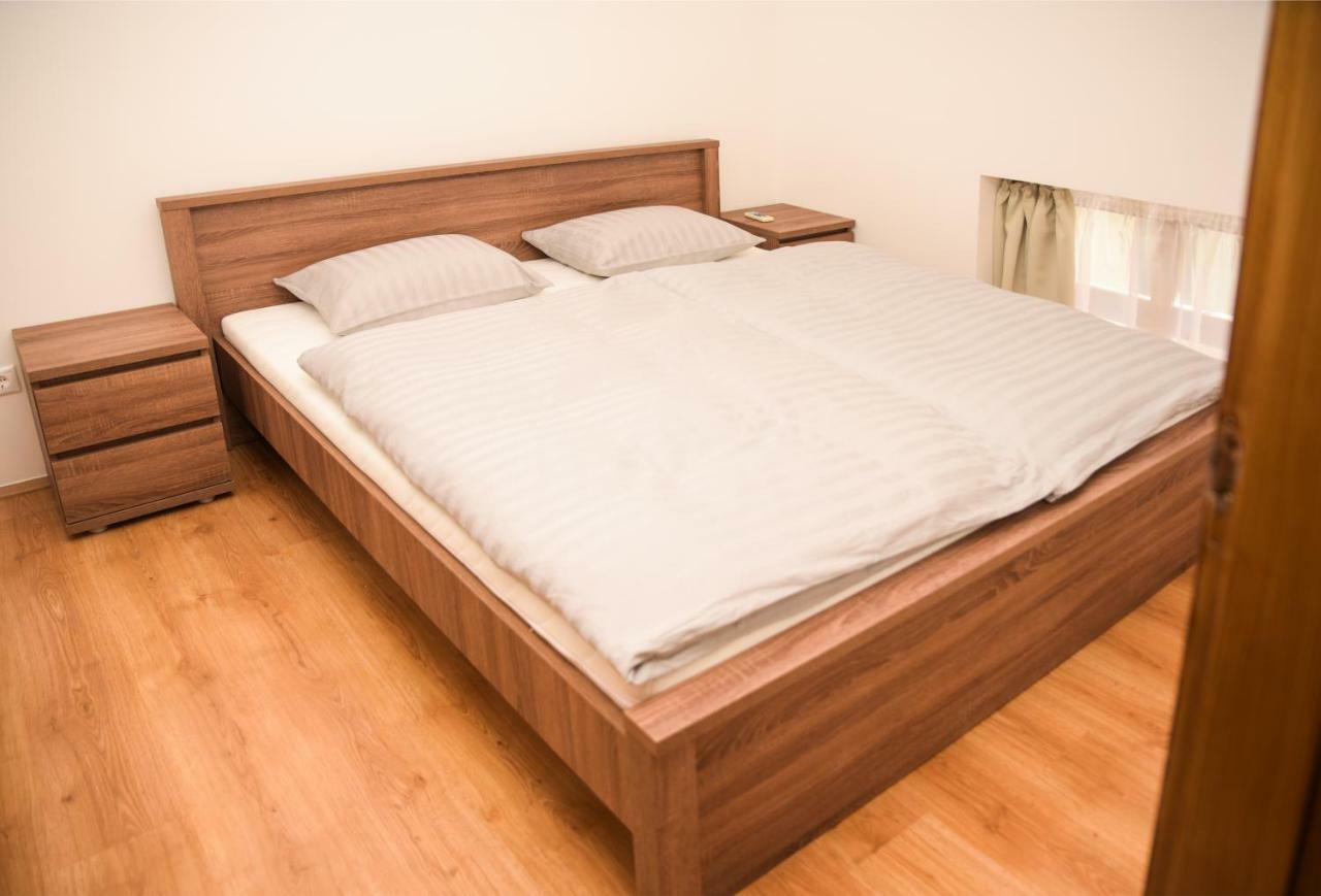 Centrum Apartman Cegled Bagian luar foto